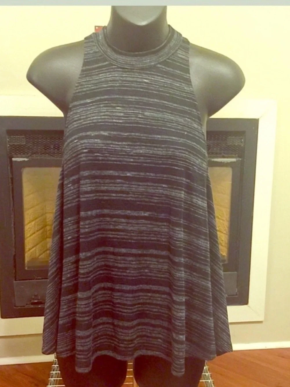 EXPRESS Sleeveless Flowy Tank XS - Picture 2 of 6